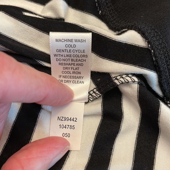 NWT. Cable & Gauge Striped Short Sleeved Tunic Top. Size M. - Picture 6 of 7